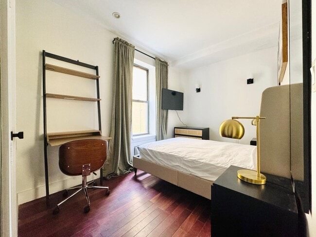 Building Photo - Furnished room/NOT APARTMENT