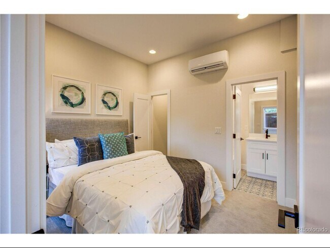 Foto del edificio - Available Now -  Unbelievable 2 Bed with R...