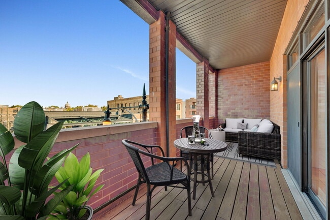 Building Photo - 1843 W North Ave