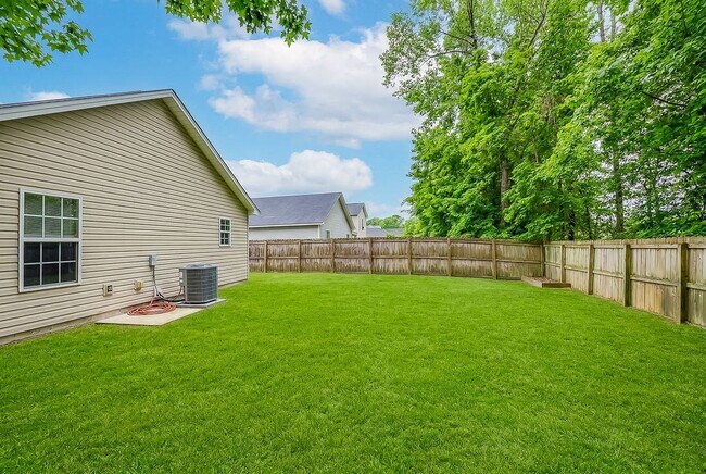 Foto del edificio - Charming 3BR Home/ Fenced Yard Convenient & Comfortable Living