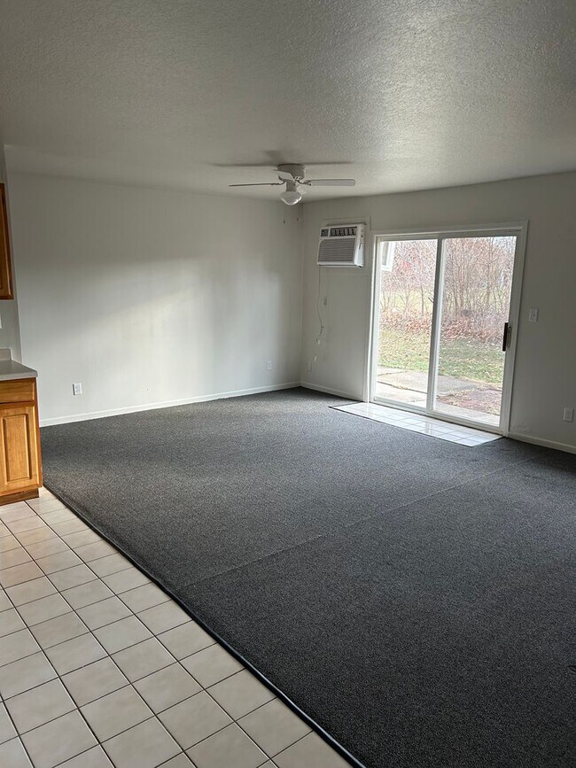 Foto del edificio - 3 Bedroom, Single-story Townhomes for rent...