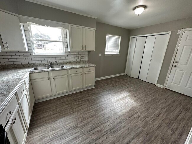 Building Photo - 6921 Redwood Dr