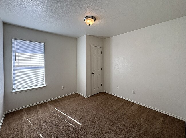 Building Photo - 2706 Ashley Dr