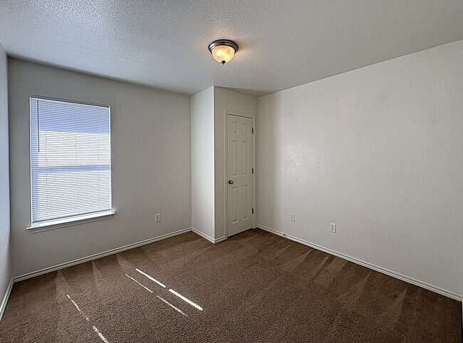Foto del edificio - 2706 Ashley Dr