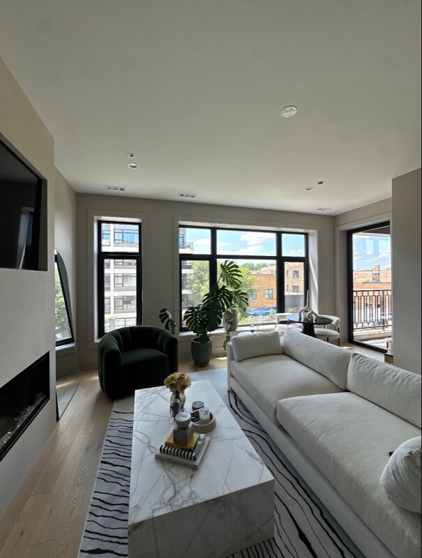 Foto del edificio - 1335 N Western Ave