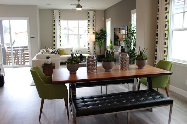 Vista del comedor y la gran sala desde la cocina - 26 Irby Ranch Dr