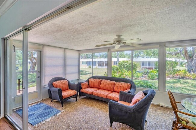 Foto del edificio - 5849 Tidewood Ave