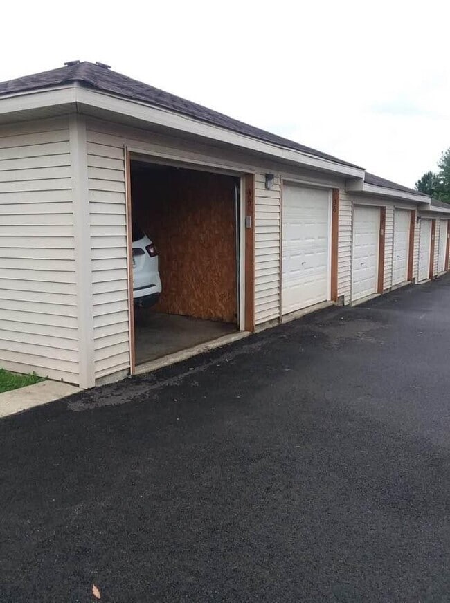 Spacious Garage - 320 Cunat Blvd