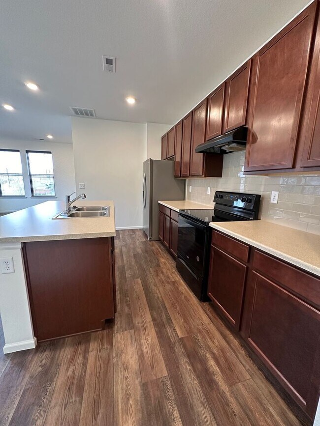 Building Photo - 3 Bedroom 2.5 Bath Paired Home in Colorado
