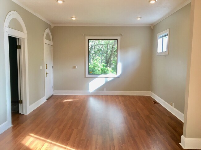 living room - 4211 SE 32nd Ave
