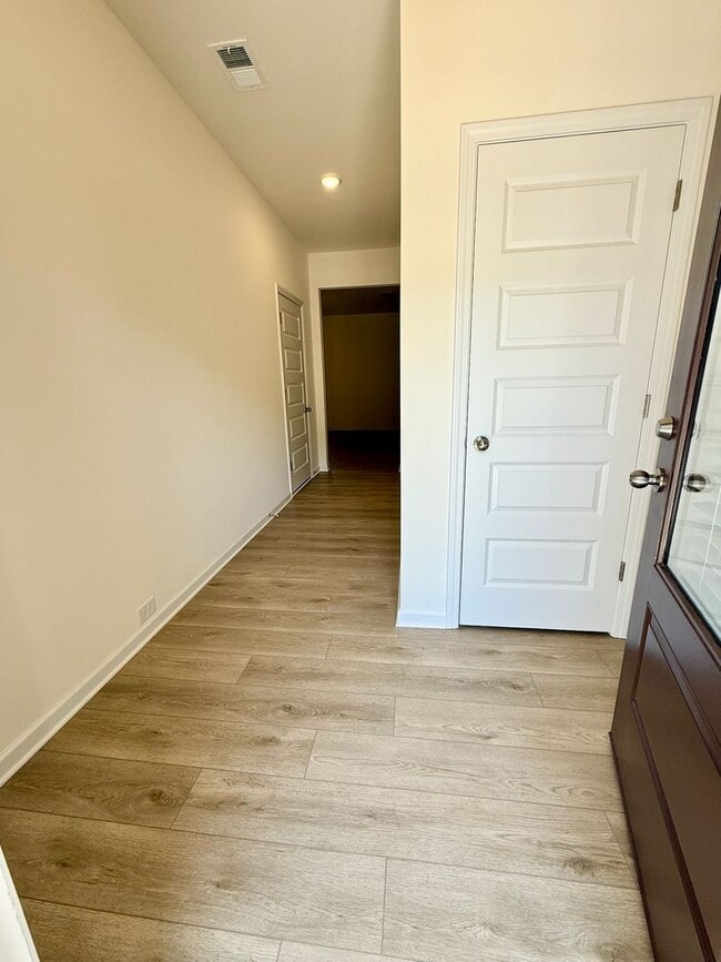 Foto del edificio - New no-fuss townhome close to everything