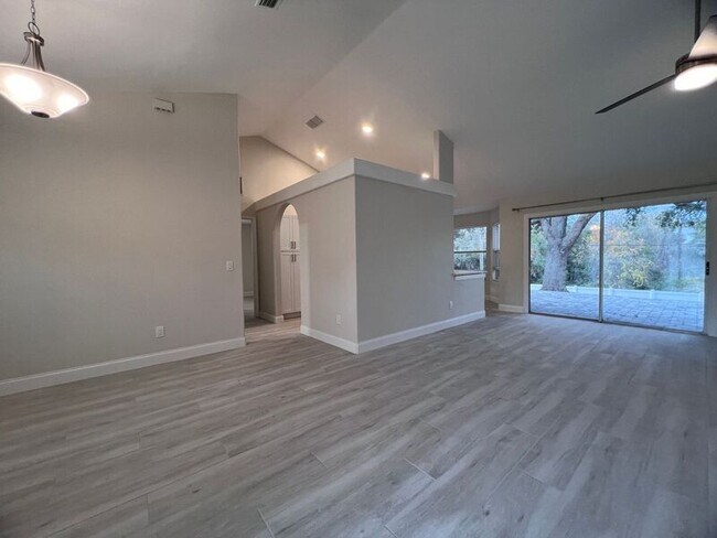 Building Photo - 847 High Pointe Cir