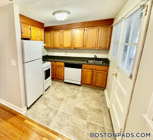 Building Photo - 105 Shawomet Ave