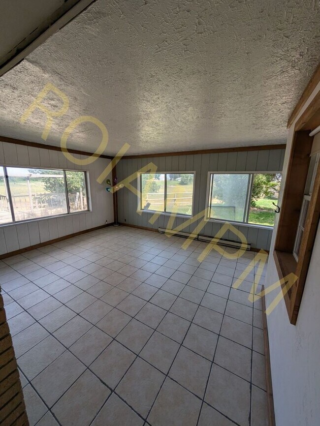 Building Photo - Charming 3-bed 2-bath Home at the Edge of ...