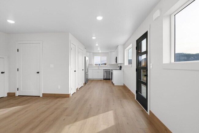 Building Photo - 865 9th St W