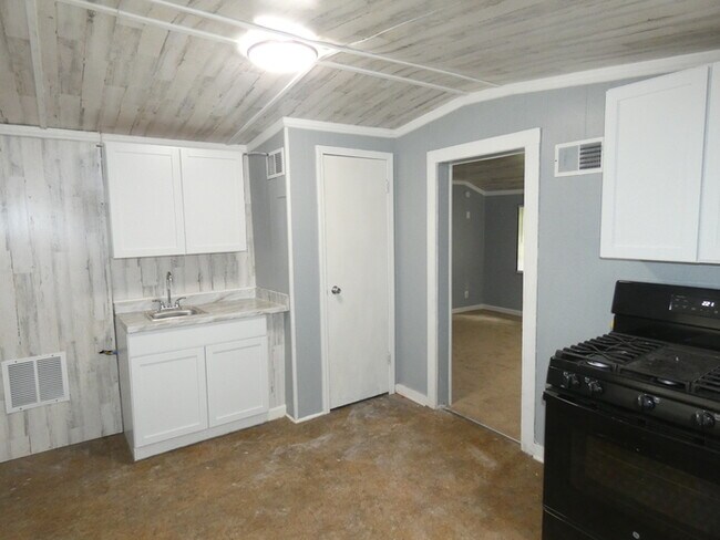 Building Photo - 5400 NW Venetian Dr