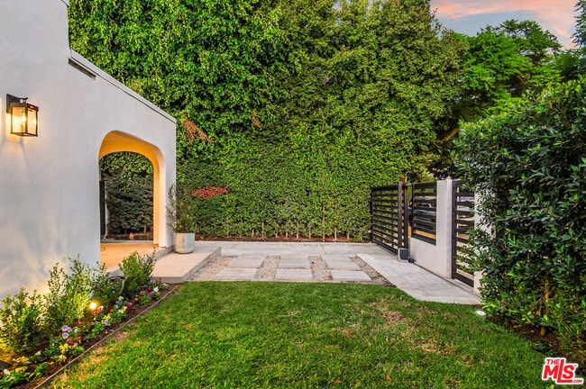 Building Photo - 8717 Dorrington Ave