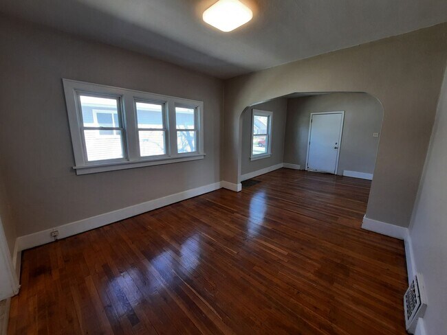 Foto del edificio - Pet Friendly Home with Fenced Back Yard and Hardwood Floors!