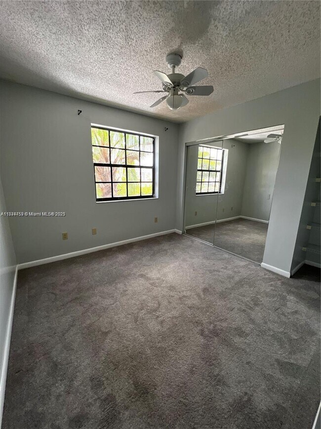Building Photo - 889 Hamilton Dr