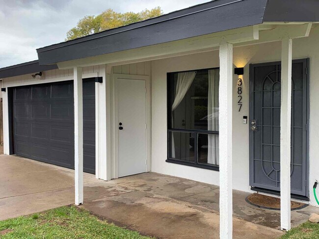 Foto del edificio - 3827 Palo Dr