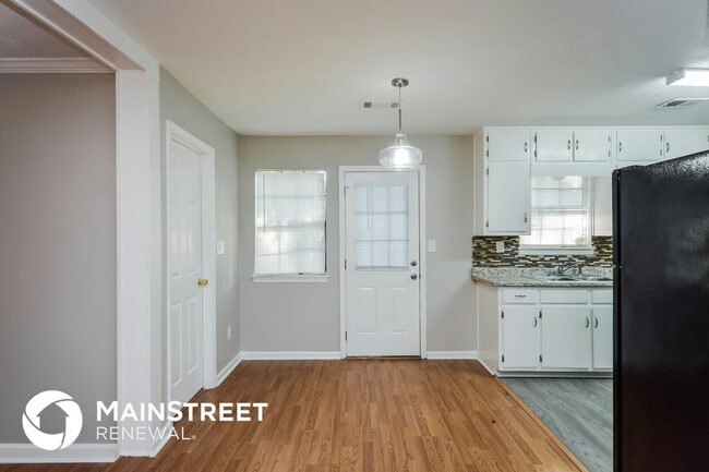 Building Photo - 619 Lakeridge Cir SE