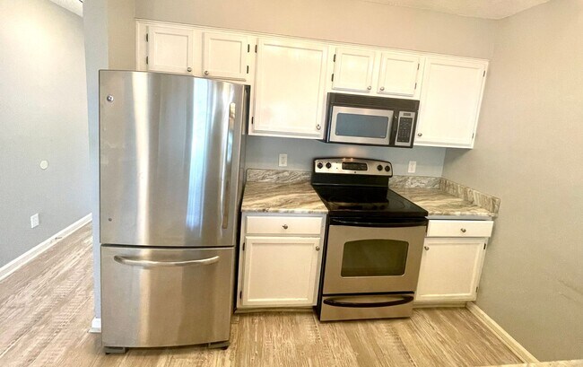Foto del edificio - Updated 2B/2B condo located behind Grand Boulevard in Pointe of View Condominiums!!