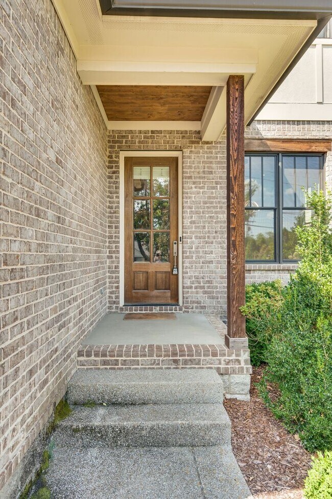 Foto del edificio - Stunning 4BE/3.5BA home in the heart of Green Hills!