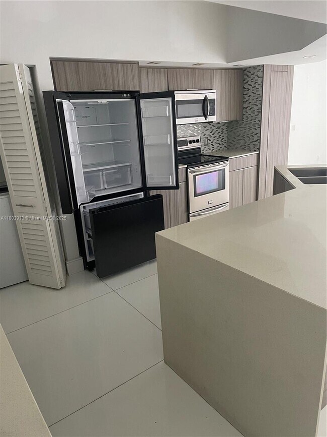 Foto del edificio - 3155 NE 184th St