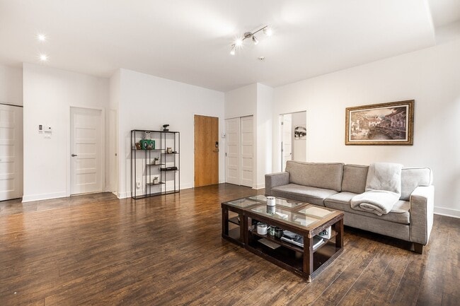 Building Photo - 1500 Ave des Pins Ouest