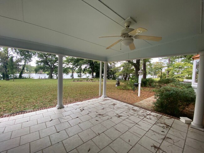 Foto del edificio - Beautiful 3 BR/2.5 BA Waterfront Home on Trent River!