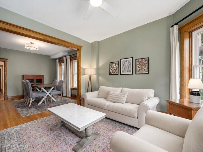 Foto del edificio - 1633 W Olive Ave