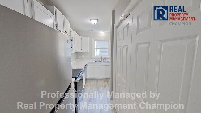 Building Photo - Beautifully 2 BD/1.5 BA End Unit Townhouse w/Garage