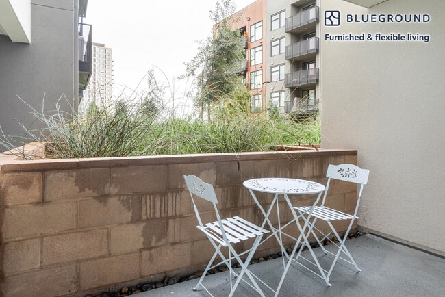 Building Photo - 2333 Calle Del Mundo