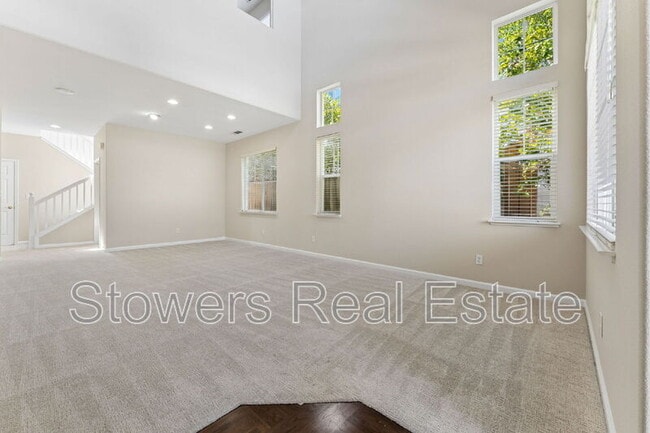 Building Photo - 137 Woodcrest Dr