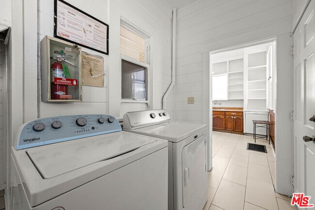 Foto del edificio - 1223 W 23rd St