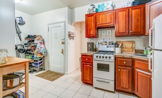 Building Photo - 49 W 68th St