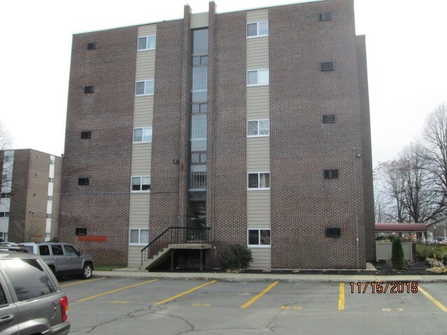 Building Photo - 68 Main St