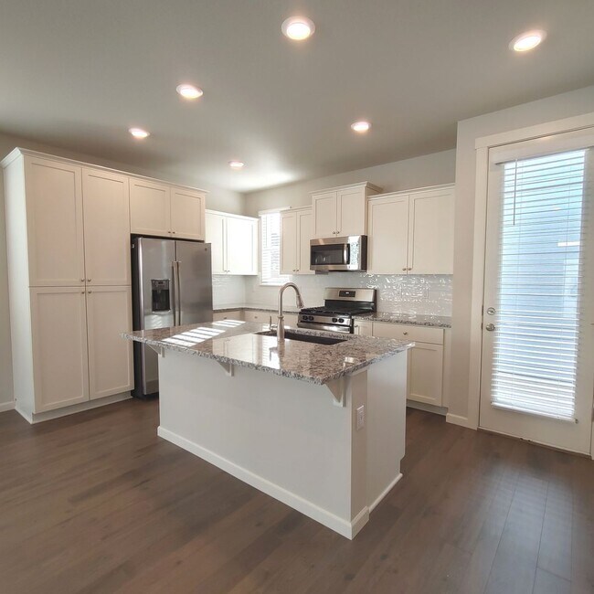 Building Photo - *$500 OFF First Month's Rent* Beautiful Ne...
