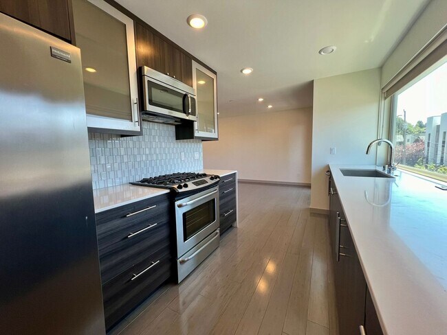Foto del edificio - LUXURY ALKI 3 BED TOWNHOME FOR RENT W EXPANSIVE WATER VIEWS!