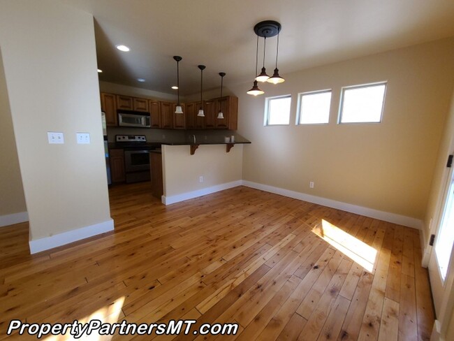 Building Photo - Beautiful 3 Bed 2.5 Bath Town house with A...