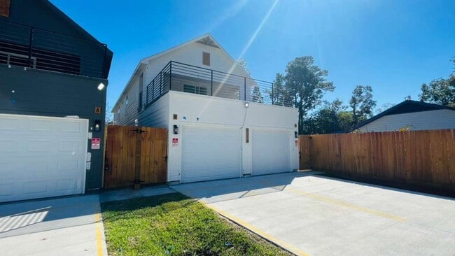 Photo - Stunning Duplex with Garage & Modern Finishes House