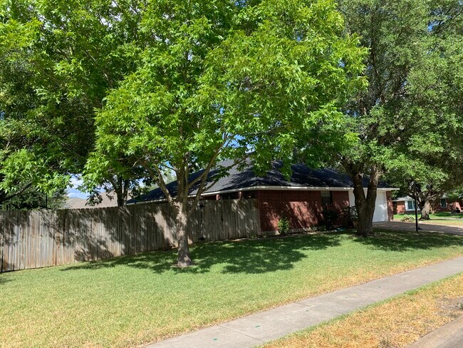 Building Photo - 1403 Southern Plantation Dr