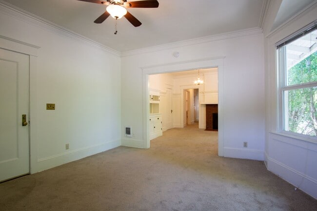 Foto del edificio - Lease this Beautiful Sullivan's Gulch Vintage 2-Bed w/Sunroom!