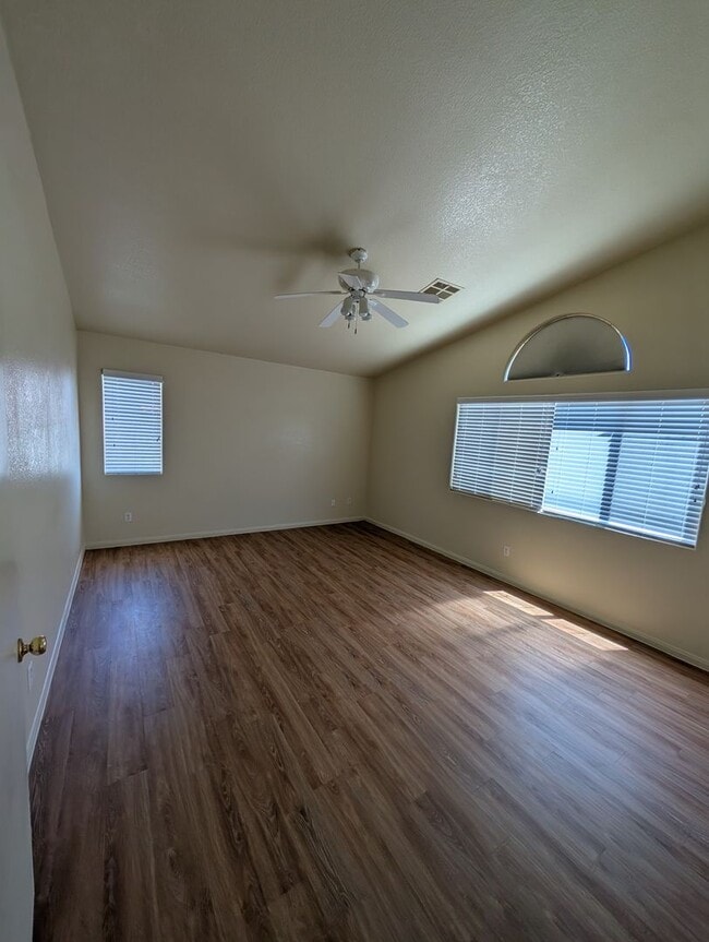Building Photo - MOVE-IN READY 4BR/3BA SINGLE FAMILY HOME I...