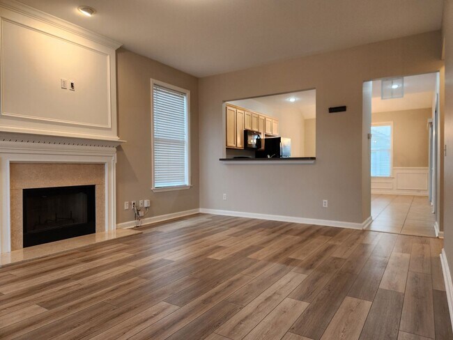 Building Photo - *Available Now** 4 bedroom, 2.5 bath home ...