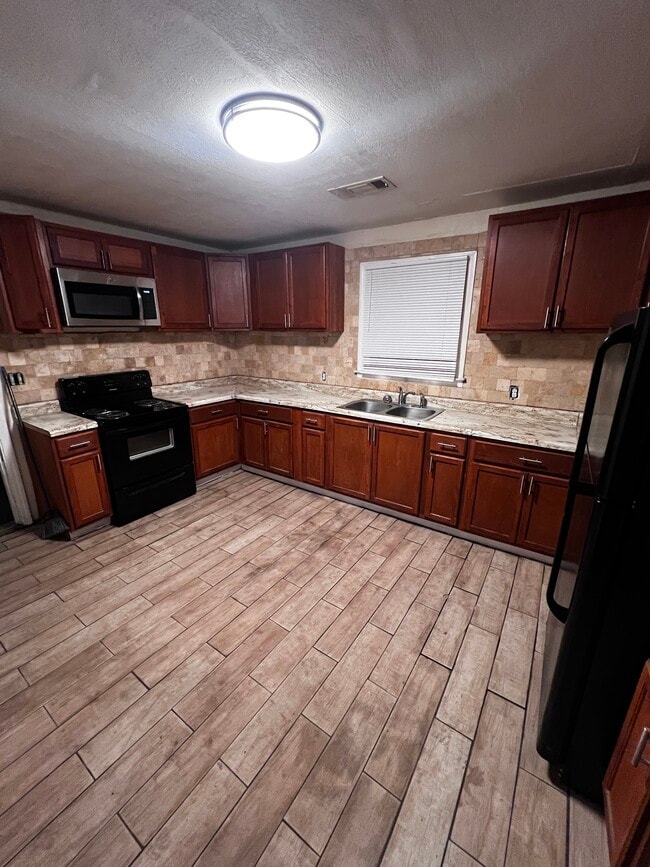Building Photo - 3468 Shenandoah Dr
