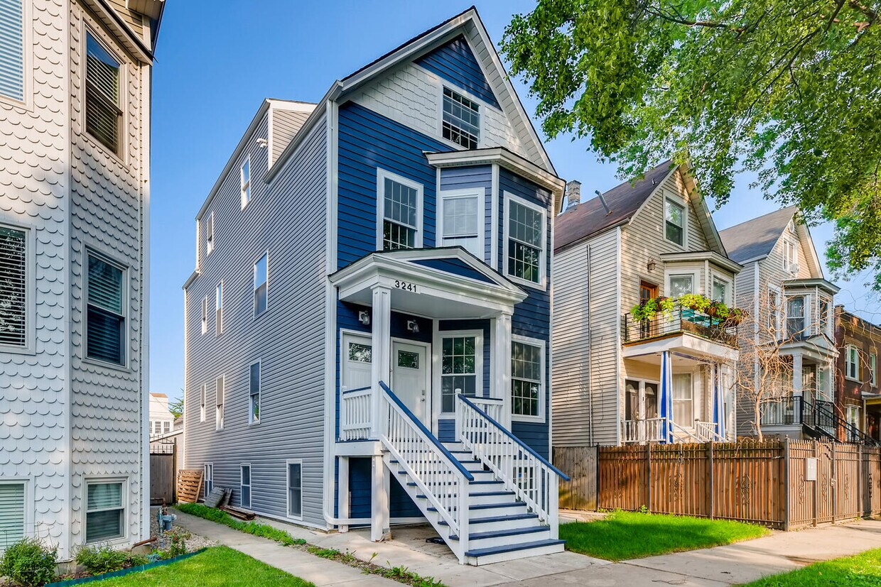 Primary Photo - 3241 N Hamlin Ave