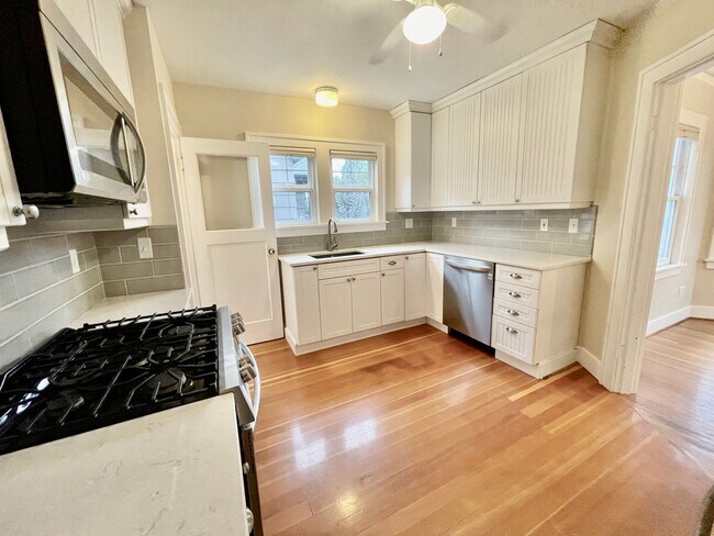 Foto del edificio - Rare Find, Large 3bd/2bathroom (w/ Bonus Rooms) House Near Rose City Golf Course