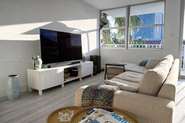 Foto del edificio - 16565 NE 26th Ave