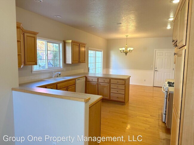 Foto del edificio - 4 br, 3 bath House - 5350 N Beethoven Ave